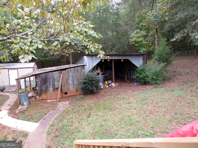 view of yard with a storage shed