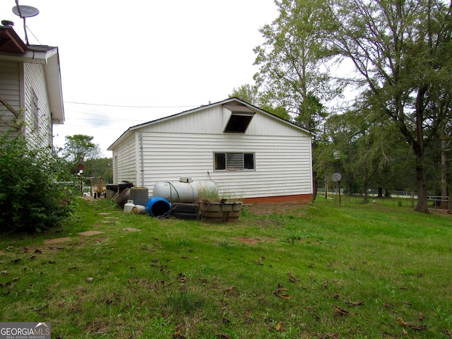 view of side of property featuring a lawn