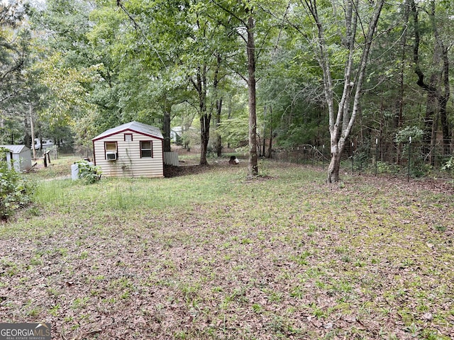 view of yard featuring a shed