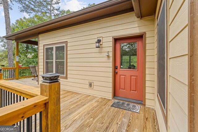 entrance to property featuring a wooden deck