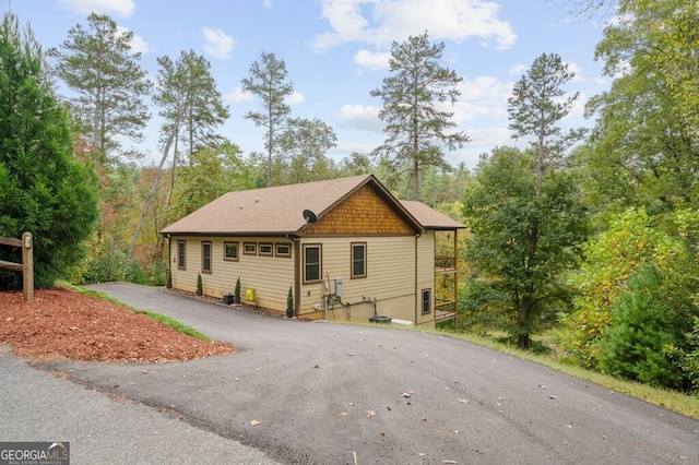 292 Silver Fox Trl, Blue Ridge, GA 30513 - view of side of property featuring asphalt driveway