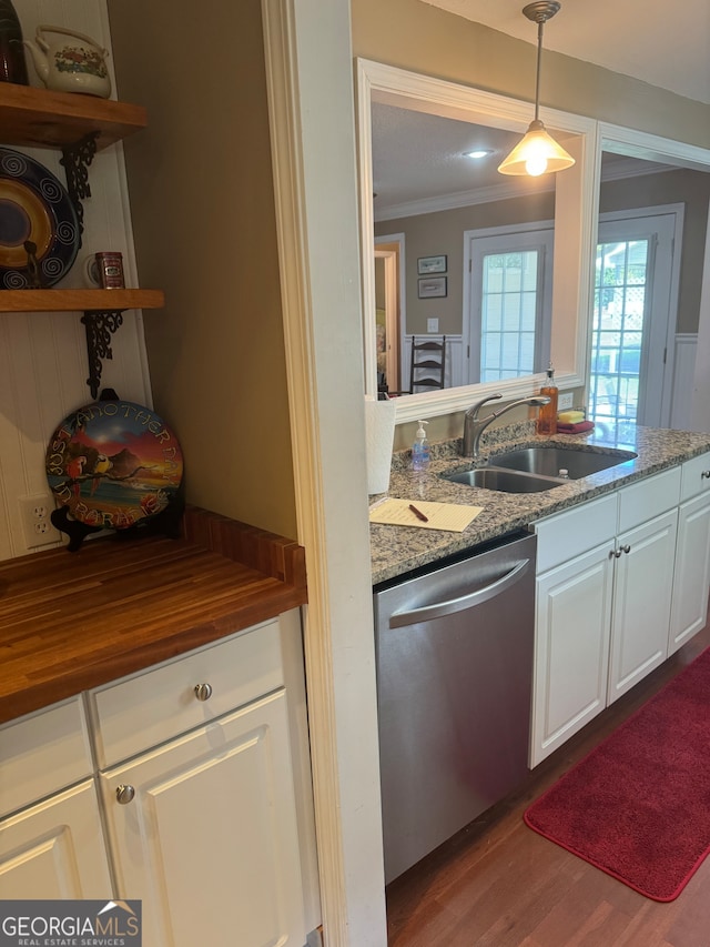 kitchen featuring white cabinets, sink, decorative light fixtures, dishwasher, and light wood-type flooring