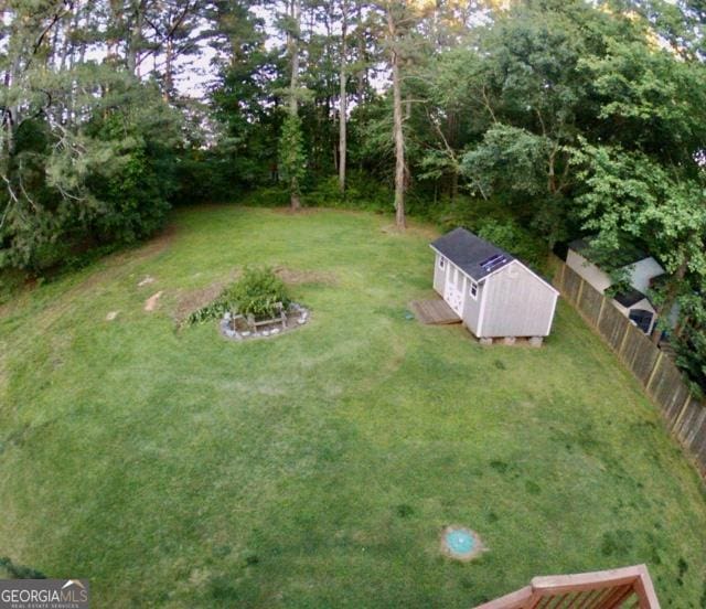 view of yard featuring a storage unit