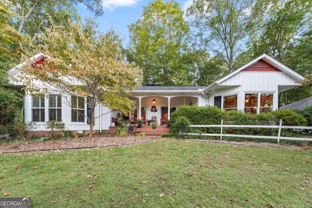 view of front facade featuring a front yard and covered porch