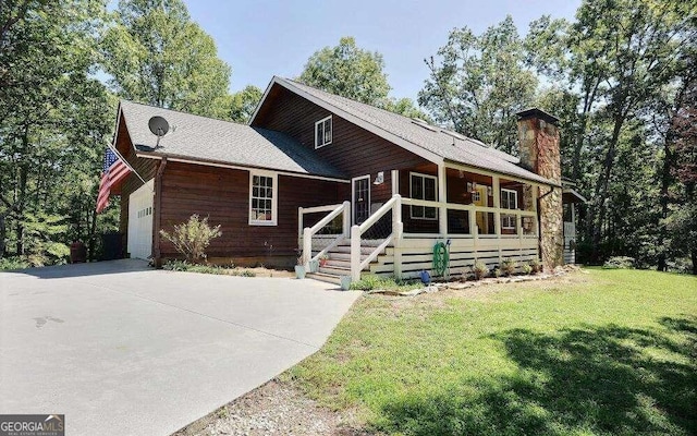 view of front of home with a front lawn