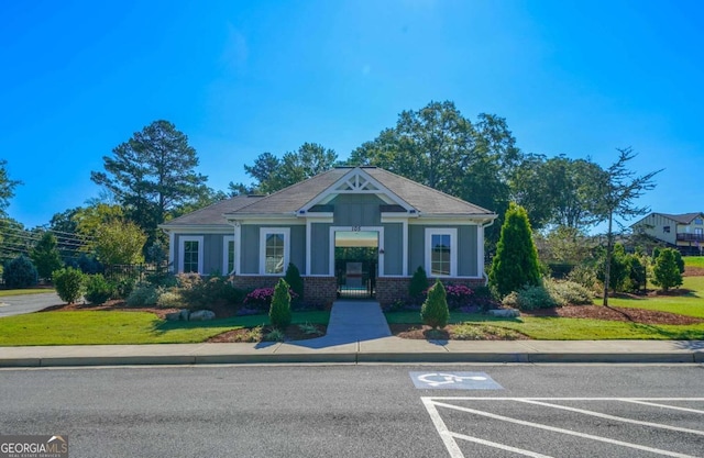 view of front facade featuring a front lawn