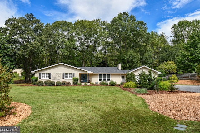 single story home featuring a front lawn