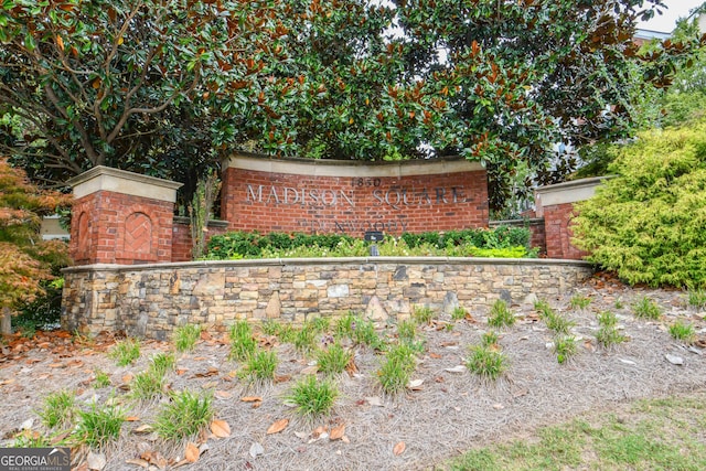 view of community / neighborhood sign