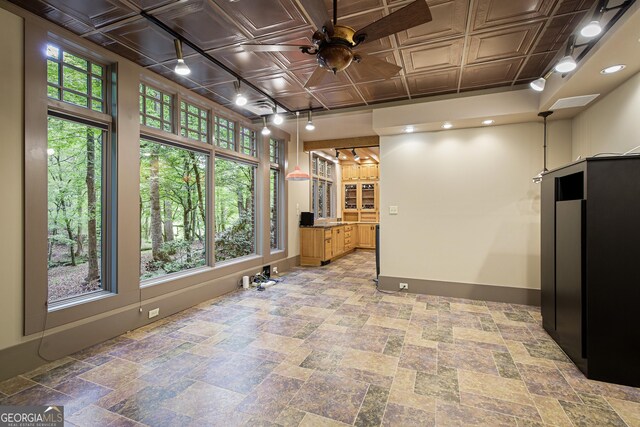 unfurnished room with ceiling fan