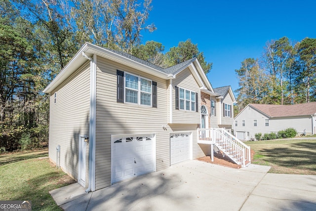 view of front of house featuring a front yard and a garage