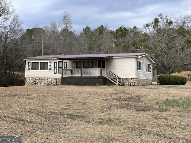 manufactured / mobile home featuring a front lawn