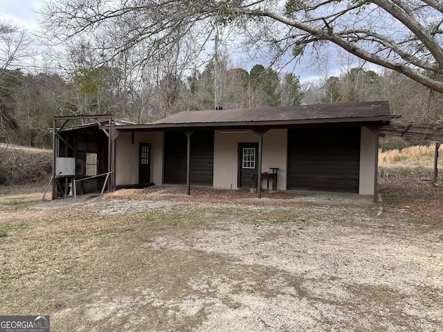 view of front of property with an outbuilding