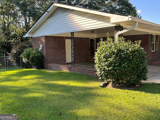 view of front of property featuring a patio and a front lawn