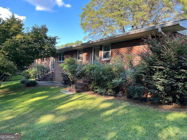 single story home with a front lawn