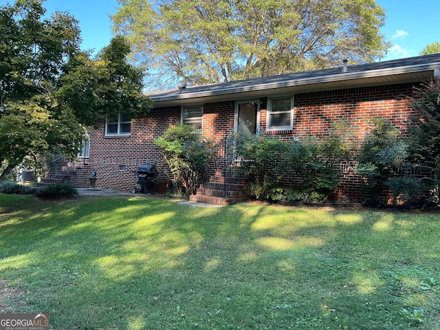 view of front facade with a front yard