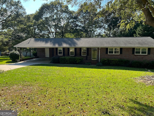 ranch-style home featuring a front lawn and a carport