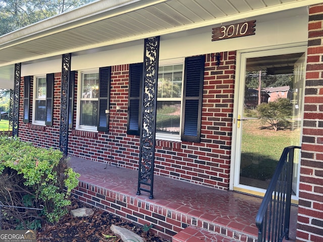 entrance to property featuring covered porch