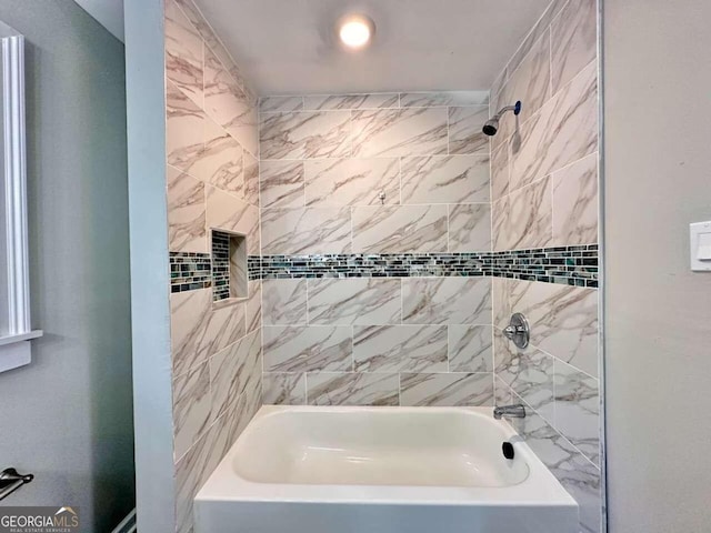 bathroom featuring tiled shower / bath combo