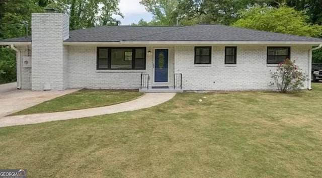 single story home with a front yard