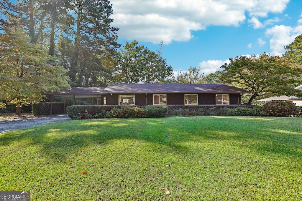 single story home with a front lawn