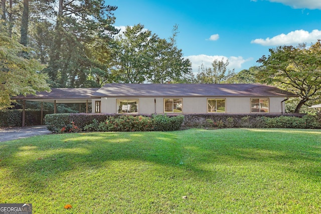 single story home featuring a front lawn