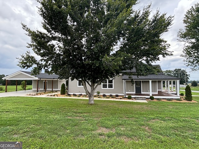 view of front of house featuring covered porch and a front yard