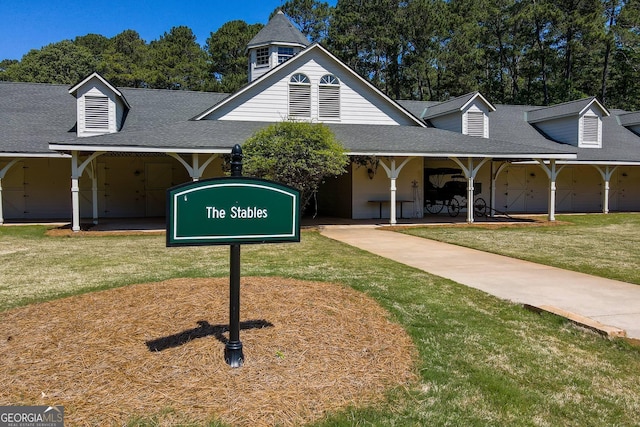 view of front facade featuring a front lawn