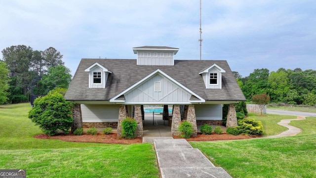 view of front of property with a front yard