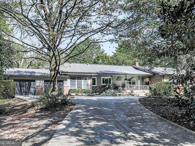 single story home with a porch