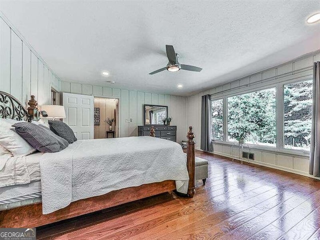 bedroom featuring a textured ceiling, hardwood / wood-style floors, and ceiling fan