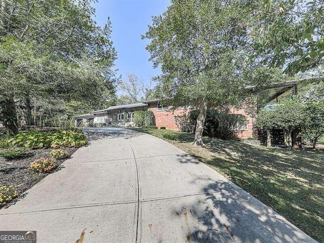 view of front of house featuring a front lawn