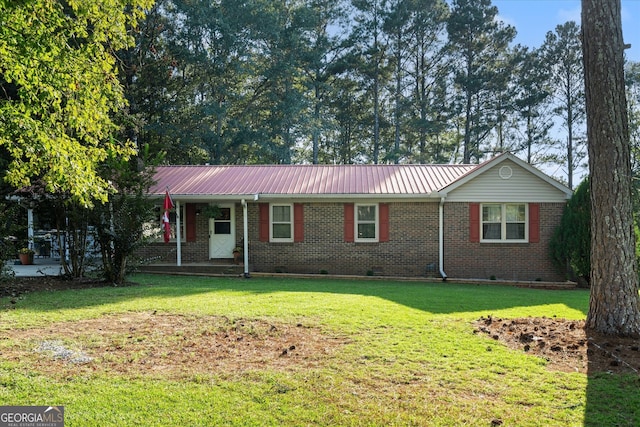 single story home featuring a front lawn