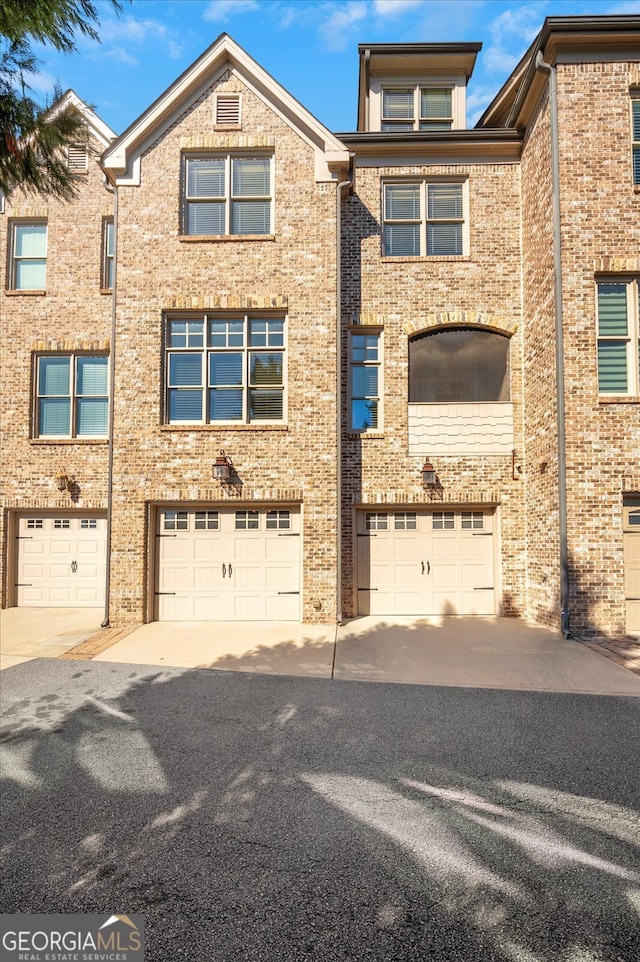 townhome / multi-family property featuring a garage