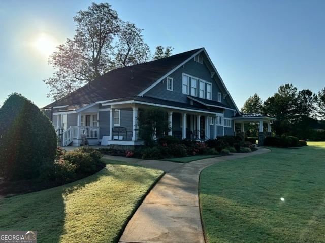 view of front of property with a front lawn