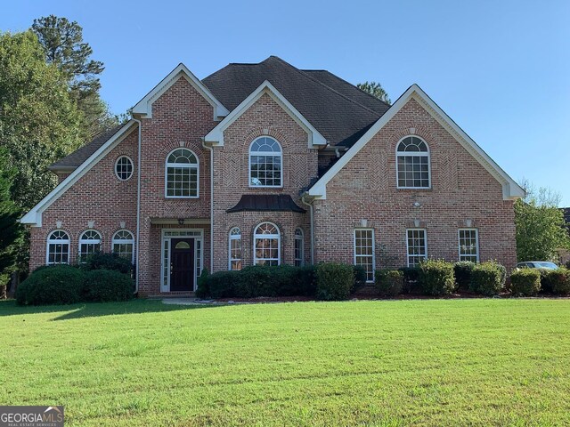 view of front facade featuring a front yard