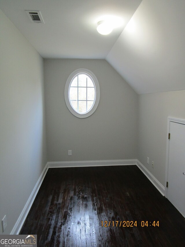 empty room featuring ceiling fan, dark hardwood / wood-style floors, ornate columns, and a tray ceiling