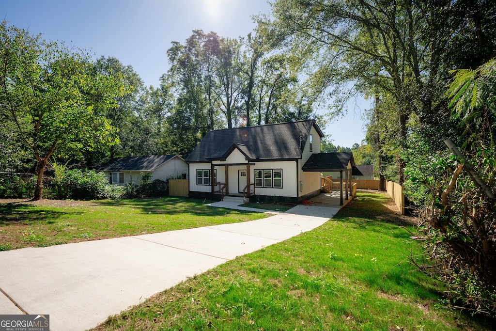 view of front of house featuring a front lawn