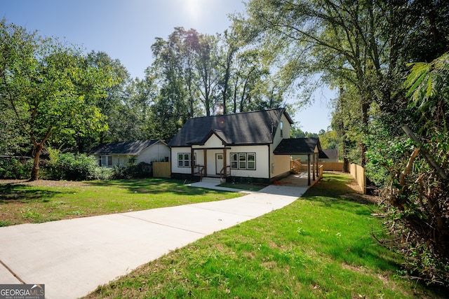 view of front of house featuring a front lawn