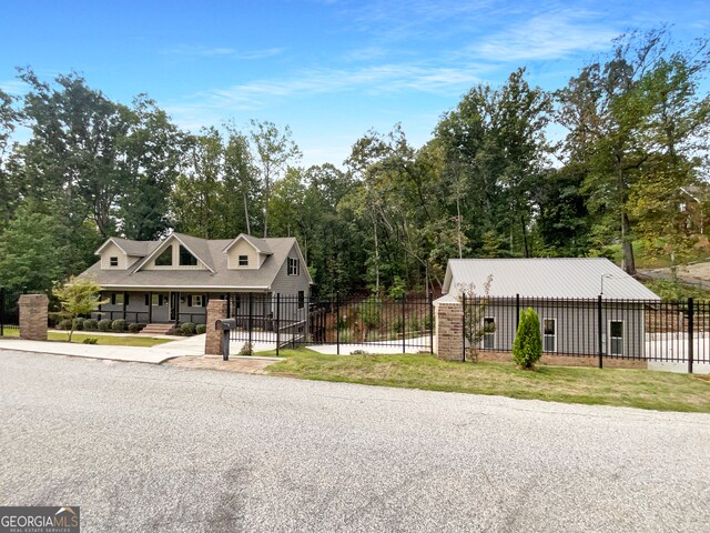 view of front of home featuring a front yard