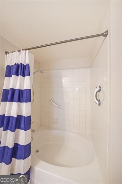 bathroom featuring shower / bath combo