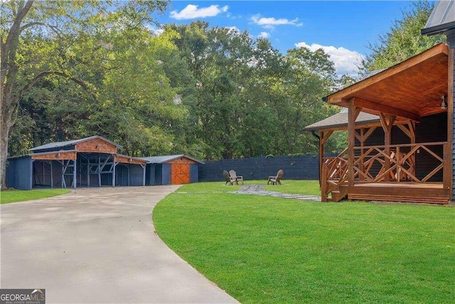 view of yard with an outbuilding