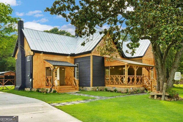 view of front of property with a front yard