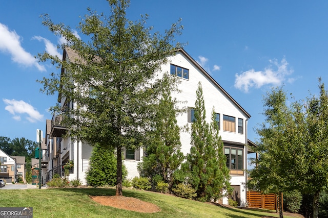 view of front of house featuring a front yard