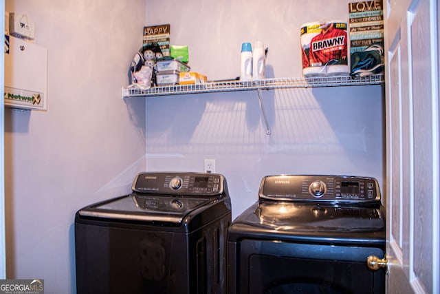 laundry room with washing machine and dryer