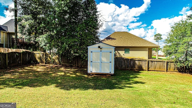 view of yard featuring a storage shed