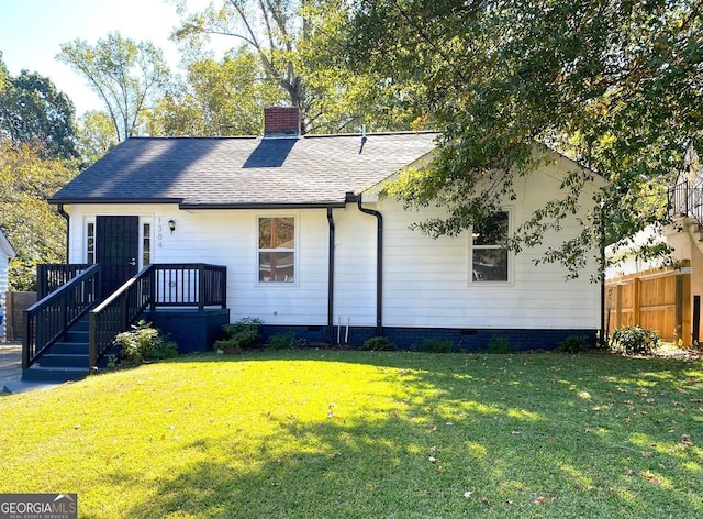 view of front facade featuring a front lawn