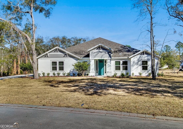 view of front of home featuring a front lawn