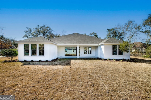 ranch-style home featuring a front lawn