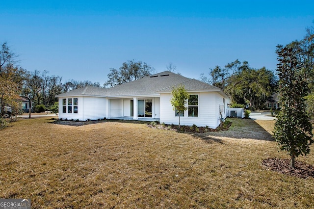 view of front of house with a front lawn