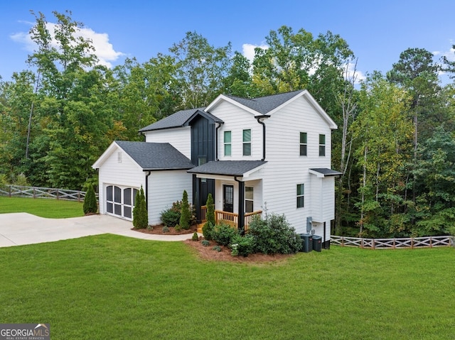 view of front of home featuring a front yard